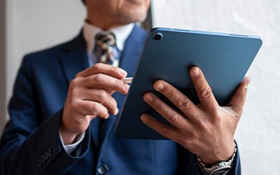 Geschäftsmann hat Tablet mit Stift in der Hand