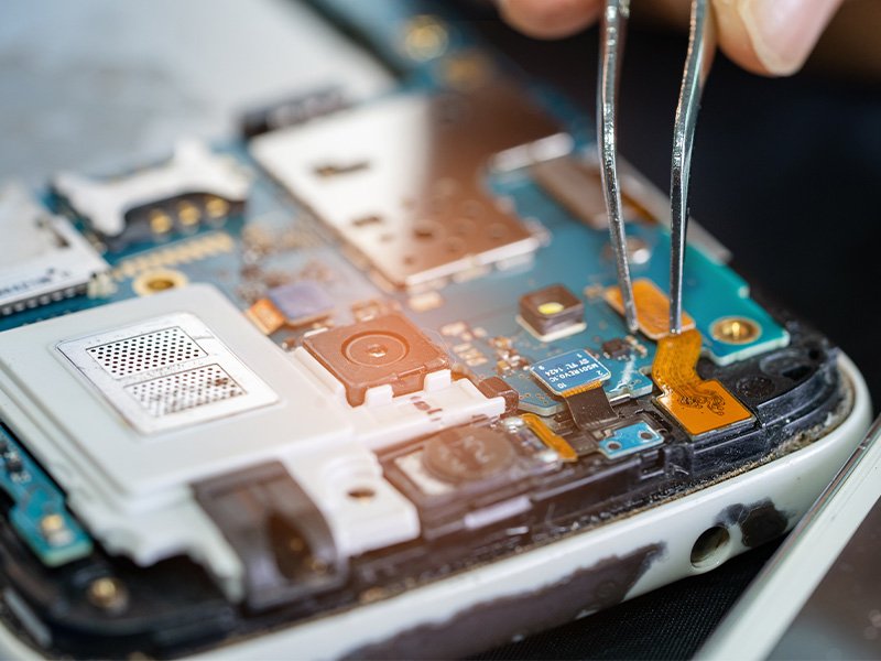Reparatur eines Smartphones mit der Pinzette