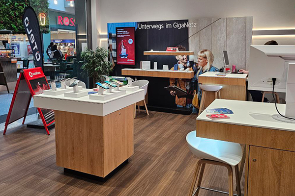 Vodafone Schöneweide Präsentationstisch mit Smartphones