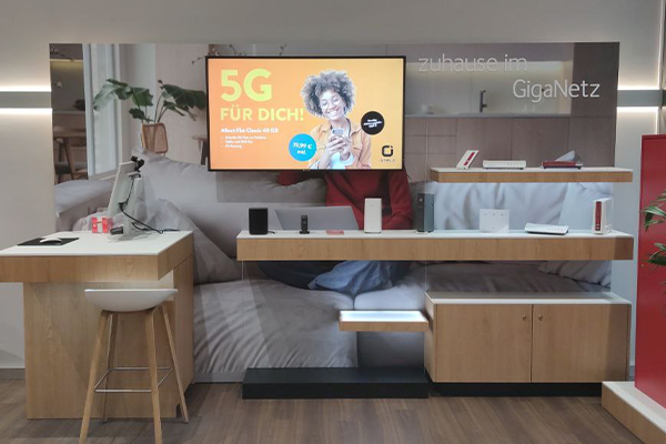 Vodafone Schöneweide Bildschirm Werbung otelo